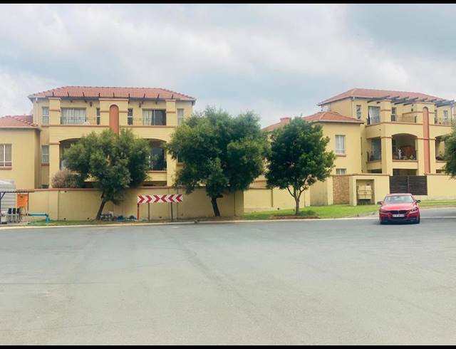 3 BEDROOM TOWNHOUSE FOR SALE IN ORMONDE VIEW